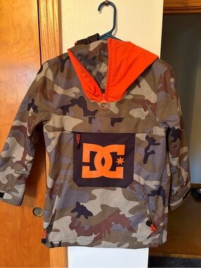 NWOT DC Green Camo Pullover with Orange Hood and Logo
